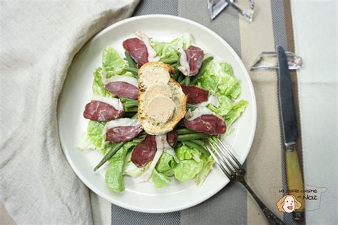 Tranches de pain grillé avec épinards et foie de volaille