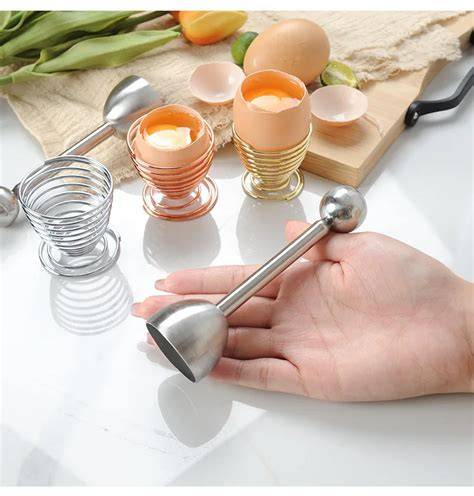 Infographie des outils pour œufs à la coque: couteau spécial, coupe-œuf, ciseaux à œufs, coquetier