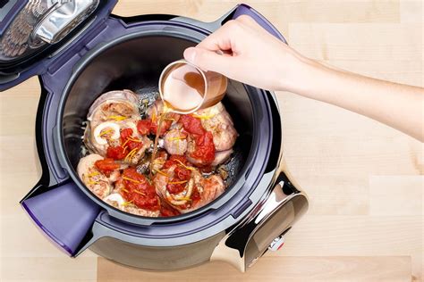 Cuve du Cookeo avec légumes en train de dorer