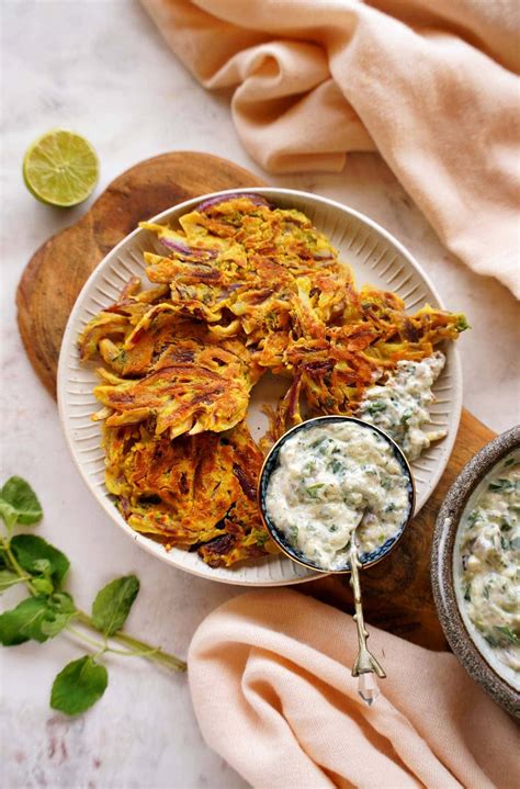 Variantes de bhajis avec légumes et sauce raïta