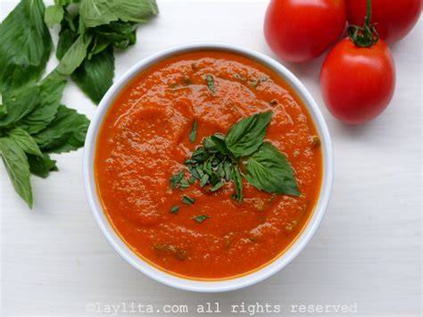 Schéma de présentation: tranche de flan avec sauce tomate au basilic et basilic frais