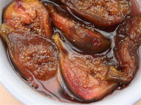 Figues confites servies dans une assiette élégante, accompagnement possible