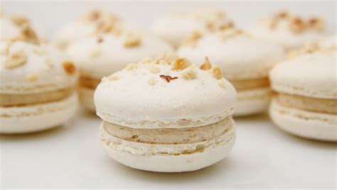 Des macarons au praliné, avec des éclats de noisettes caramélisées