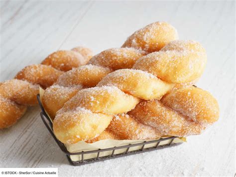 Beignets de carnaval saupoudrés de sucre glace