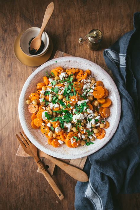 Pâte de pois chiche et carotte servie avec des légumes