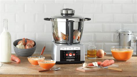 Le bol du Magimix Cook Expert avec des oignons et de l'ail