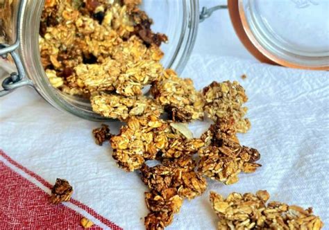 Mélange d'ingrédients secs pour granola : flocons d'avoine, graines de tournesol, noix de coco râpée