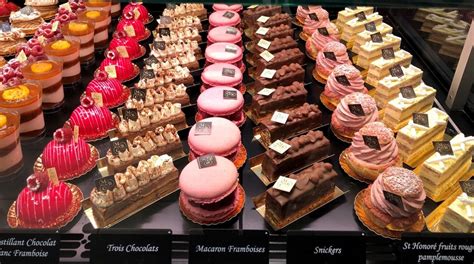 Carte de la boutique et assortiment de pâtisseries