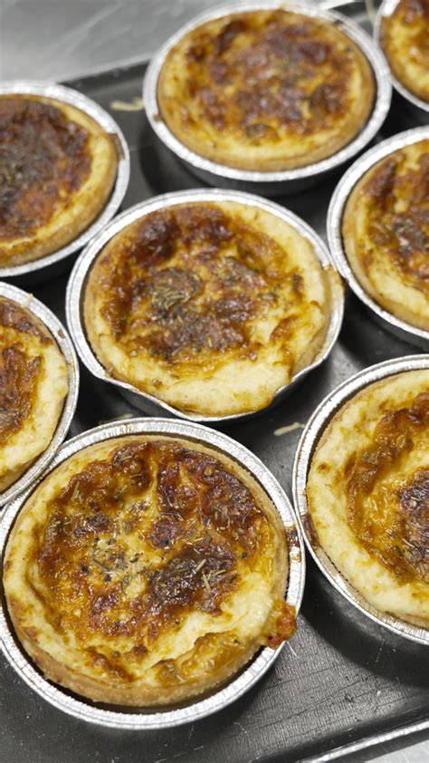 Tourte de tartiflette dorée et fondante prête à être dégustée