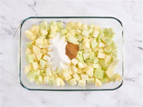 poires coupées en dés dans un plat