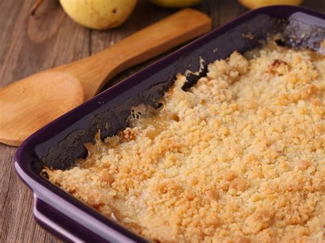 plat de crumble aux poires sortant du four