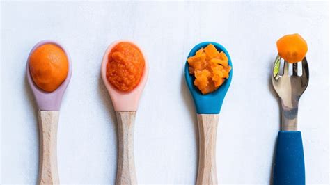 Illustration montrant l'évolution des textures alimentaires pour bébé : purée lisse, écrasée, morceaux fondants, morceaux à croquer