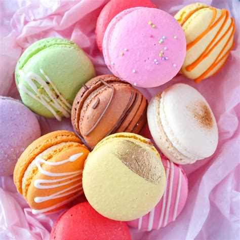 Un assortiment coloré de macarons parisiens