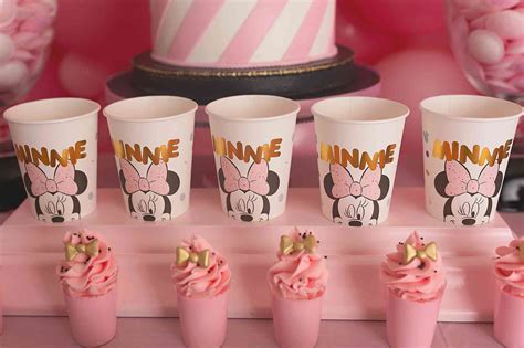 Minnie Mouse souriant avec des verrines