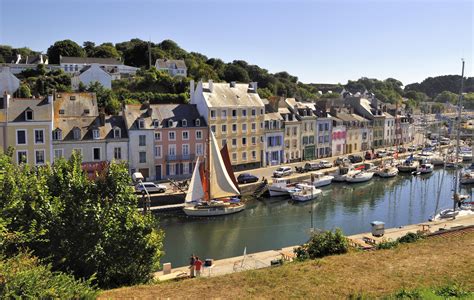 Port de Belle-Île-en-Mer avec des commerces