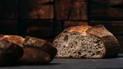 Pain artisanal noir avec une mie foncée