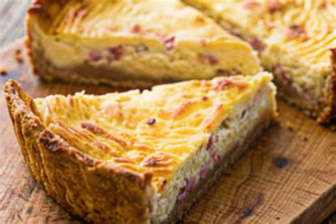 Quiche Lorraine dorée et légèrement gonflée sortant du four