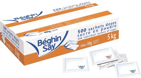Image d'un assortiment de sachets de sucre individuels de différentes marques et formes.