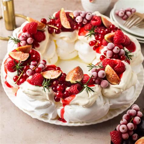 Pavlova décorée de meringues