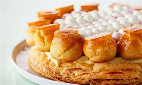 Infographie: Étapes clés de la recette Saint-Honoré à l’ananas (pâte feuilletée, choux, crème, caramel, montage)