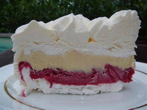 Infographie: Schéma du montage du Vacherin avec les couches meringue-glace-sorbet-chantilly