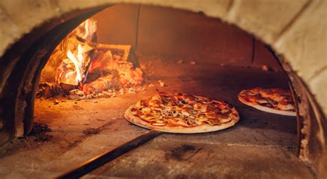 Pizza cuite au feu de bois