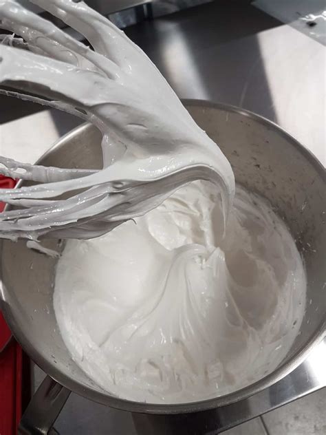 Préparation de blancs d'œufs en neige pour meringue