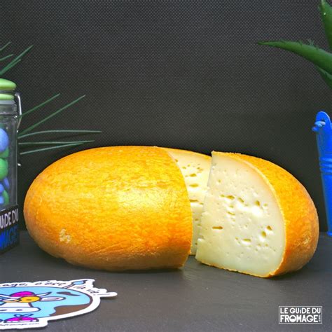 Un reblochon entier avec sa croûte orangée