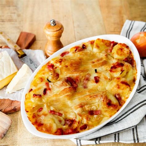 Plat à gratin rempli de tartiflette avant cuisson