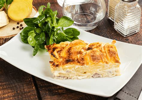 Assiette de tartiflette avec une salade verte