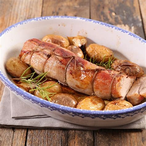 Filet mignon de porc recouvert de gros sel dans un plat