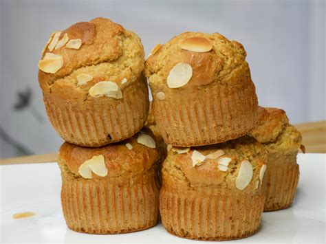 Muffins à l'amande et à la pomme sur un plateau