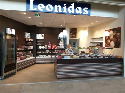 Vue intérieure d'une boutique Leonidas avec une grande variété de chocolats