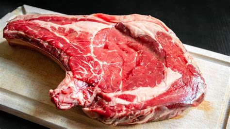 Une côte de bœuf grillant sur un barbecue