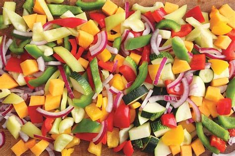légumes d'hiver colorés coupés en dés