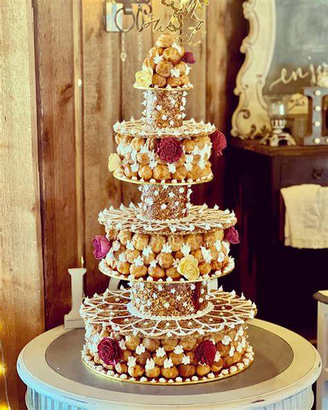 Illustration de croquembouche et wedding cake sur présentoirs variés