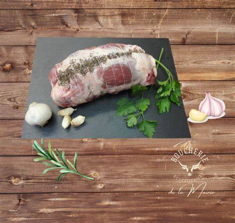 Rôti d'agneau doré dans une poêle