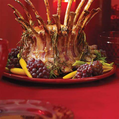 Couronne de carré d'agneau enveloppée de poivron et romarin