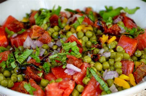 Bol de petits pois crus avec des tomates cerises