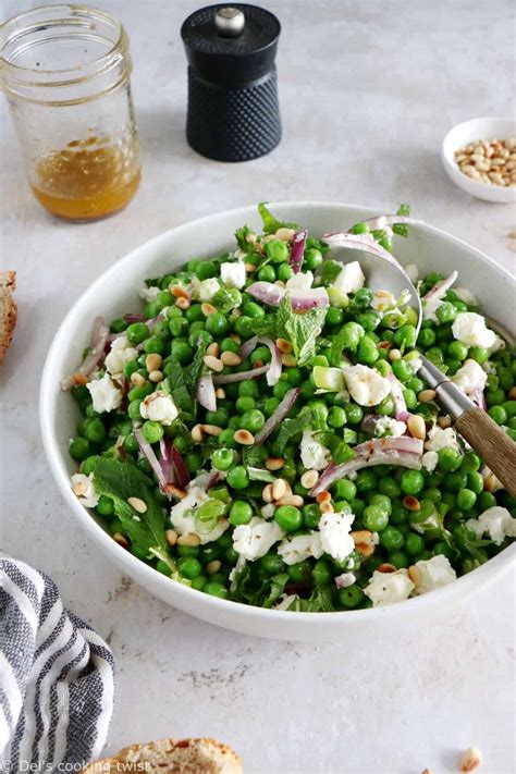 Salade de petits pois frais avec du fromage de chèvre et de la menthe