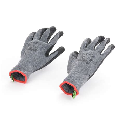 Gants de jardinage et outils pour amender la terre