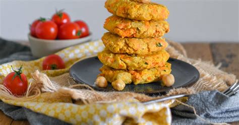 Galettes de pois chiche servies avec une salade