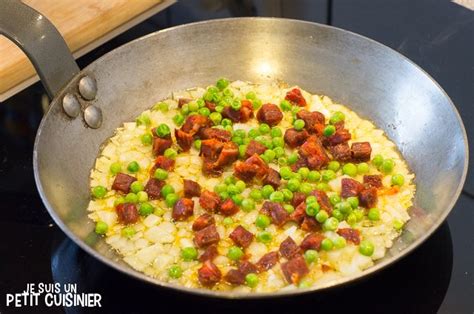 Assortiment d'œufs mollets, petits pois et chorizo dans une poêle