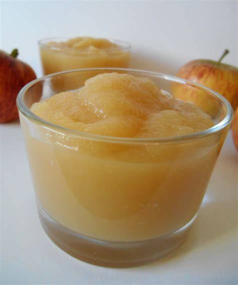 Compote de pommes servie dans des ramequins