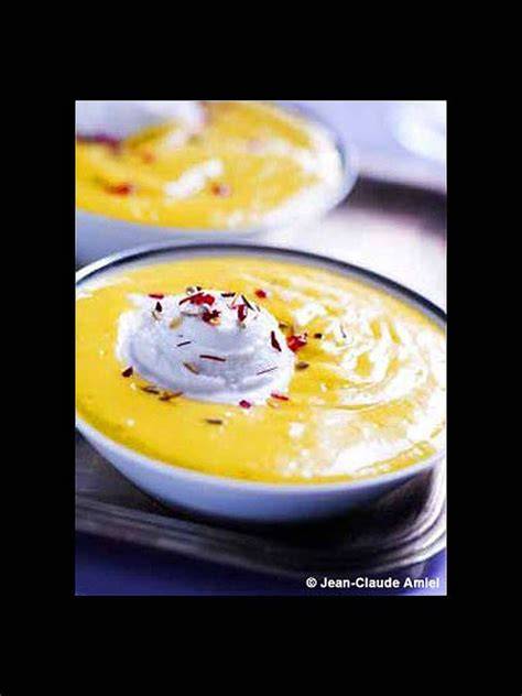 Sorbet rosé et velouté servi en coupe