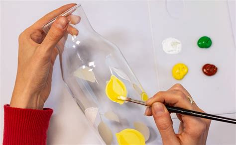 Détail de peinture florale sur un vase en verre
