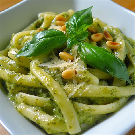 Ingrédients pour le pesto : basilic, pignons de pin, ail, parmesan, huile d'olive
