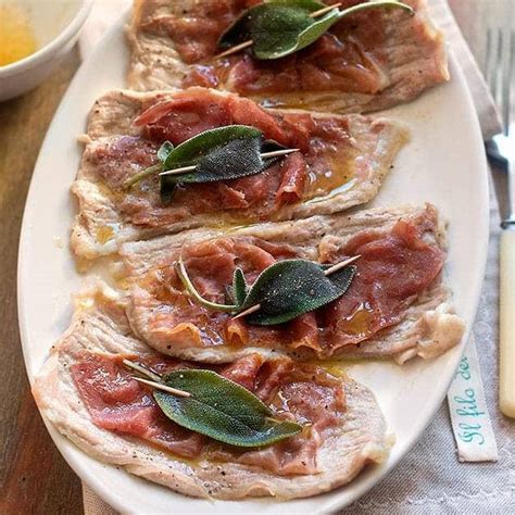 Assiette de saltimbocca de veau servi avec des pâtes