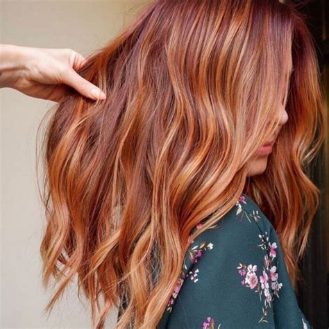 Femme aux cheveux praline roux avec des mèches subtiles