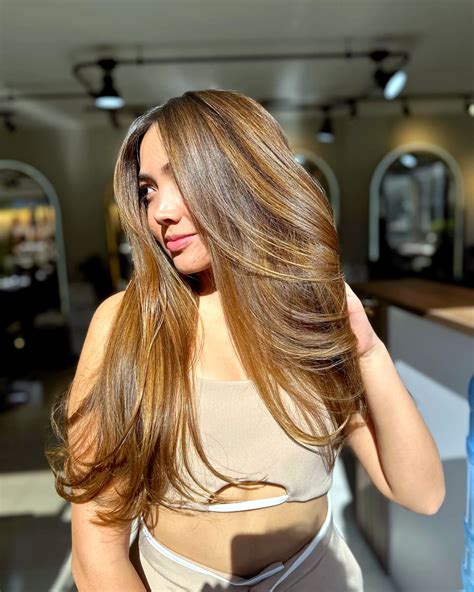 Cheveux châtain clair avec des mèches praline roux miel